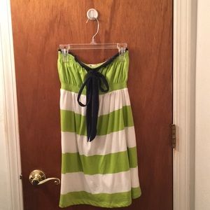 Striped, strapless top with dark blue accent.